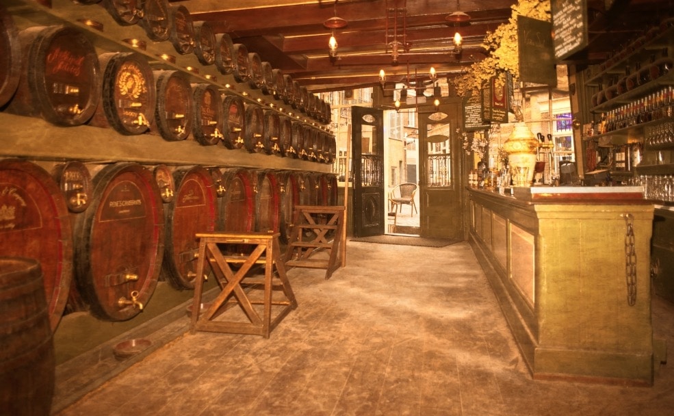 Déguster du genièvre dans le cadre boisé du De Drie Fleschjes à Amsterdam.