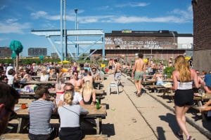 Fermé +/- temporairement / Roest Café, bar industriel dans le port d’Amsterdam
