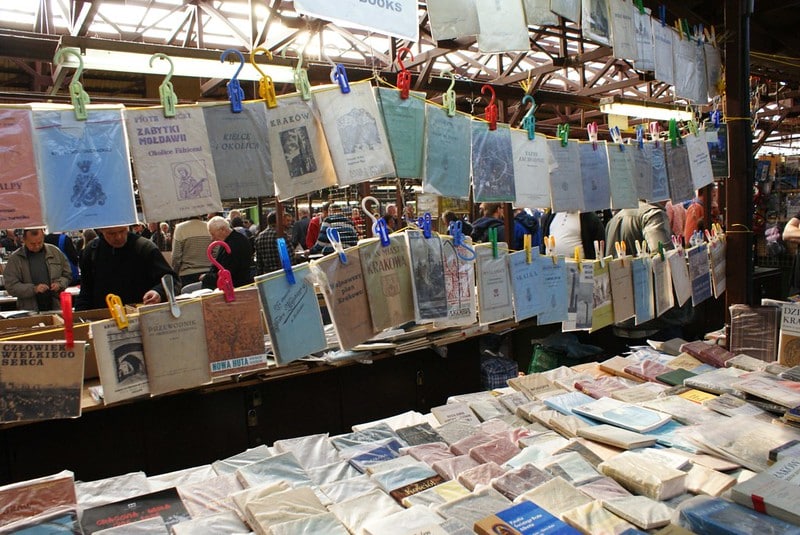 > Vielles cartes et anciens guide de voyage dans la partie "Vieux papiers" du marché aux puces de Cracovie.