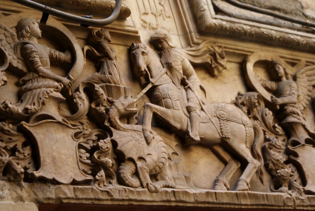 > Saint Georges luttant contre le dragon sur un mur du quartier du Molo à Gênes.