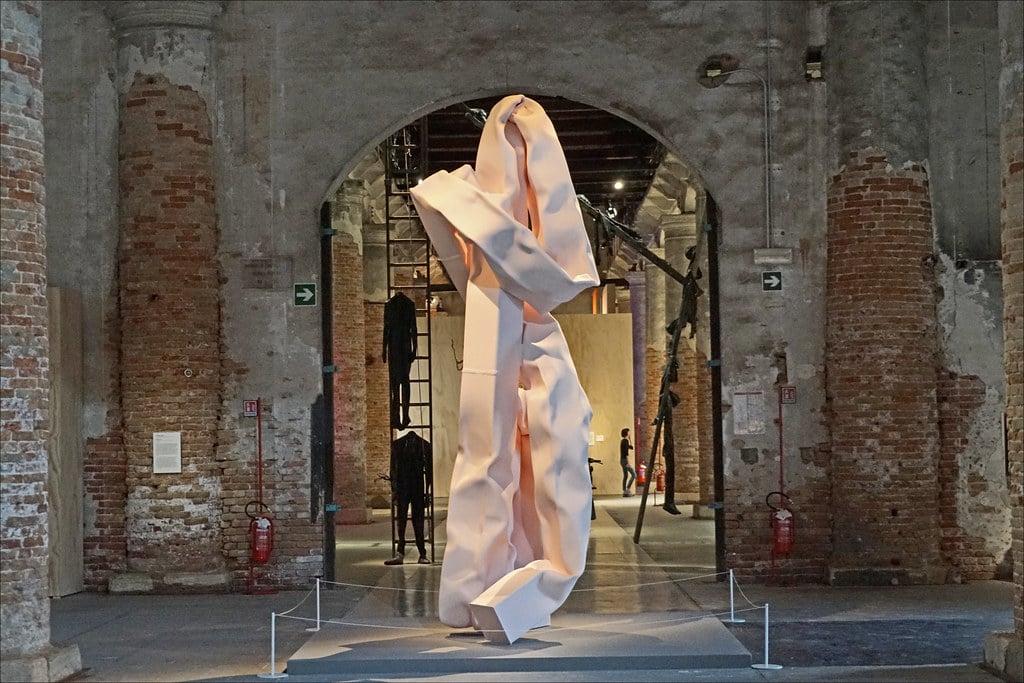 Biennale d'art contemporain (2019) : Baigneuse, sculpture de Carol Bove - Photo de Dalbera